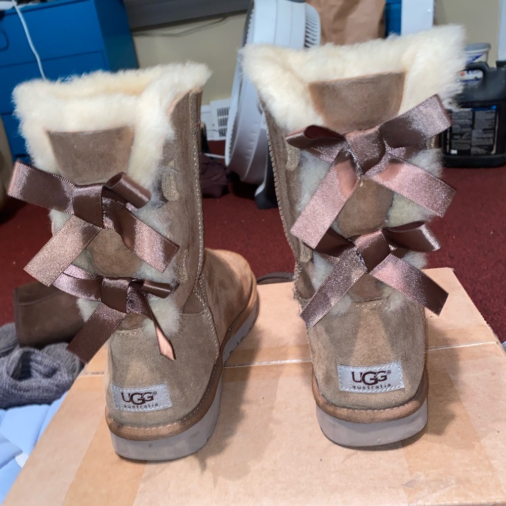 Size 8 Ugg Boots With 2 Bows Chestnut